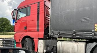 Ciężarówka uderzyła w bariery