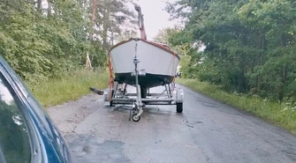 Łódź pozostawiona na środku drogi - awaria czy celowe działanie? Nietypowe zdarzenie na drodze między Lubiaszowem a Goleszami w gminie Wolbórz