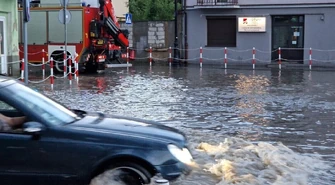 Nagła ulewa zalała ulice Piotrkowa Trybunalskiego. Samochody utknęły w wodzie ZDJĘCIA FILMY
