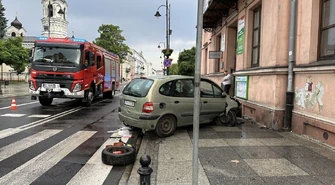Groźny wypadek na Słowackiego. Świadkowie: &#8222;była kompletnie pijana&#8221;. Kobieta staranowała słupki i uderzyła w budynek.