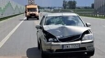 Zderzenie dwóch aut na 341 km autostrady A1 koło Piotrkowa. Uszkodzony zabytkowy Żuk