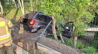 Kierowca jeepa stracił panowanie nad pojazdem i wypadł z drogi, złamał drzewo, przebił ogrodzenie i zatrzymał się na rurze. Groźne zdarzenie w Moszczenicy