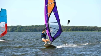 Pomysł na wakacje! Obóz windsurfingowy nad morzem