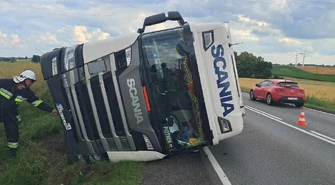 Ciężarówka przewróciła się na DK12