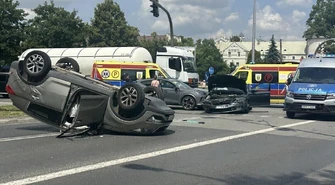 Groźne zderzenie 3 samochodów w centrum Piotrkowa. Utrudnienia na skrzyżowaniu al. 3 Maja i ul. Kopernika. Jeden z samochodów dachował. Jest film z momentu zdarzenia!
