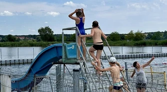 Sprawdzamy, jak piotrkowianie spędzają weekend. Mieszkańcy Piotrkowa spędzają sobotę nad wodą. Tłumy na kąpielisku Słoneczko. Jaka pogoda w sobotę i w niedzielę?