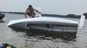 Ta sama żaglówka przewróciła się dwa razy w ciągu kilkunastu minut. Groźne zdarzenie na Zalewie Sulejowskim. Jeden z żeglarzy nie miał kamizelki. Interweniował WOPR