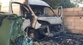 Najpierw zapalił się kontener na śmieci, a potem samochód. Groźny pożar przy hali Relax