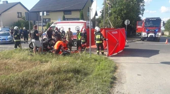 Zderzenie samochodu osobowego i motocykla. 17-latek zabrany śmigłowcem LPR do szpitala