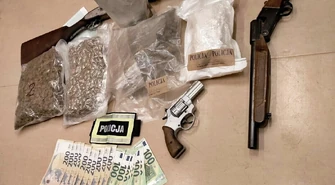 Miał w mieszkaniu narkotyki, broń i amunicję