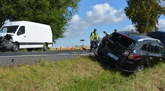 Groźny wypadek na DK91. W Longinówce zderzyły się Mercedes i Renault. Policja wyznaczyła objazdy