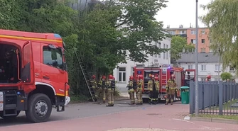 Pożar budynku przy mediatece. Strażacy w aparatach tlenowych weszli do środka