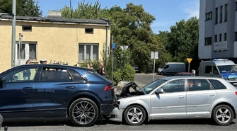 Jedno Audi zatrzymało się przed pasami, drugie w nie uderzyło. Kolejne zdarzenie drogowe na drogach regionu