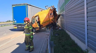 Ciężarówka uderzyła w samochód służb drogowych na autostradzie A1. Jezdnia w kierunku Gdańska zablokowana "To cud, że nikt nie zginął"