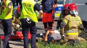 Zderzenie motocykla i samochodu osobowego na Dmowskiego. Miał lądować LPR