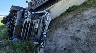 Ciężarówka wypadła z trasy. Kierowca był kompletnie pijany