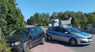 Uciekał przed policją, a potem zderzył się z &#8230; radiowozem. Był pijany