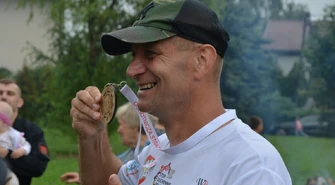 Biegnie przez Polskę, by ratować syna. Dotarł do powiatu piotrkowskiego