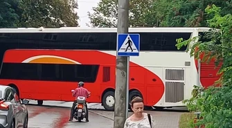 Olbrzymi piętrowy autobus zablokował Wojska Polskiego &#8211; kierowca wykazał się rozwagą