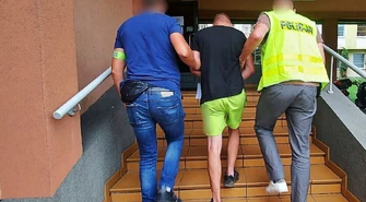 Pijany mężczyzna bez prawa jazdy próbował przejechać policjantkę