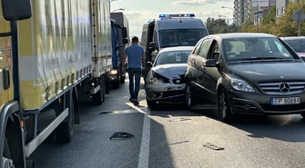 Zderzenie dwóch samochodów przed pasami w Al. Piłsudskiego