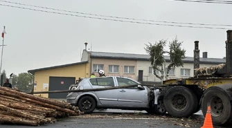 Groźny wypadek w Gomulinie. Z ciężarówki na samochody wypadły bale drewna