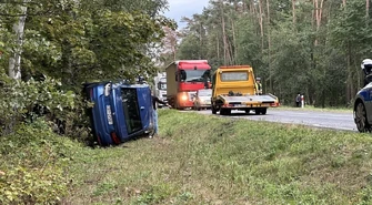 Wypadek na DK12. Dachowało BMW