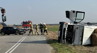 Koszmarny wypadek między Witowem i Kłudzicami.  Osobowy Seat zderzył się z busem. To cud że nikt nie zginął!