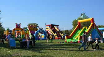 Na placu Pofranciszkańskim trwa Zlot Dmuchańców