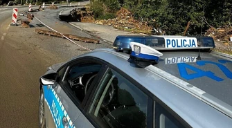 Piotrkowscy policjanci pomagają w akcji ratowniczej na terenach objętych powodzią