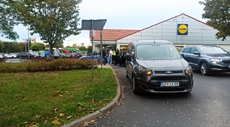 Kolejna kolizja na ulicy Kostromskiej w Piotrkowie Trybunalskim: problematyczne skrzyżowanie wciąż wyzwaniem dla kierowców