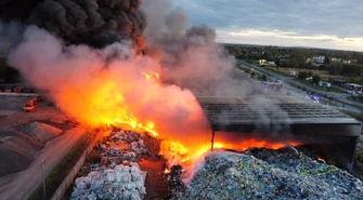 Gigantyczny pożar śmieci na Żelaznej w Piotrkowie Trybunalskim. Płonęła firma HAK. Strażacy walczyli z ogromnym ogniem. Trwa dogaszanie