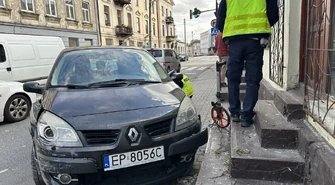 Szedł chodnikiem i został potrącony. Moment wcześniej doszło tam do kolizji. Groźny wypadek na Wojska Polskiego.
