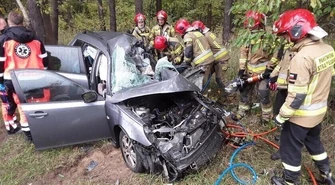 Koszmarny wypadek na Rakowskiej w Piotrkowie. Zderzyły się trzy samochody. Nie żyje 28-letnia piotrkowianka. W samochodzie były dzieci w wieku 2 i 8 lat