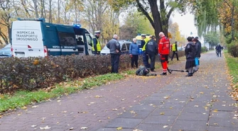 Wypadek z udziałem hulajnogisty na Łódzkiej. Ze ścieżki wystawała podniesiona przez korzenie kostka