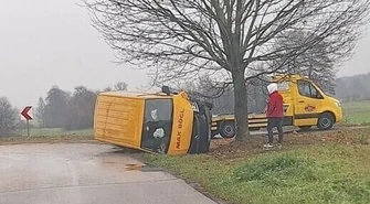 Wypadł z drogi i uderzył w drzewo