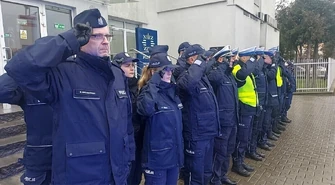 W południe zabrzmiały policyjne syreny. Funkcjonariusze pożegnali policjanta, który zginął na służbie