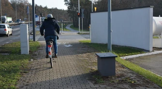 Ścieżka rowerowa przy ul. Sulejowskiej z niebezpiecznymi przeszkodami