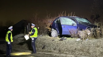 Wypadek na rondzie w Daszówce pod Piotrkowem. Za kierownicą siedział obcokrajowiec. Trafił do szpitala gdzie zostanie przebadany na zawartość substancji niedozwolonych