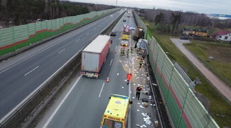 Wypadek na trasie S8 nad ulicą Michałowską w Piotrkowie. Zderzyły się ciężarówka i bus. Jedna osoba została ranna. Prawy pas jest zablokowany