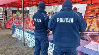 Policjanci sprawdzają punkty sprzedaży fajerwerków