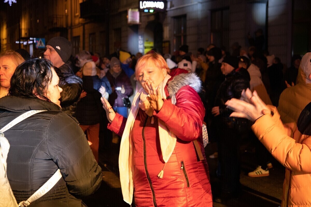 Tak bawił się Piotrków Sylwestrowa potańcówka na ulicy Słowackiego życzenia od prezydenta Juliusza Wiernickiego konkursy muzyka i niezapomniana zabawa z DJ-em. Tak Piotrkowianie przywitali 2025 rok