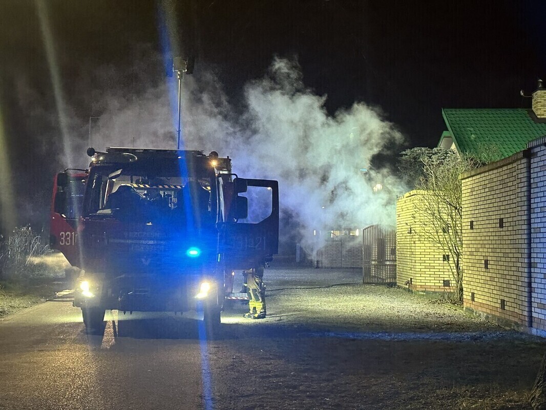 Pożar wiaty śmietnikowej na terenie przedszkola w Piotrkowie. W akcji dwa zastępy straży pożarnej. Przyczyną fajerwerki