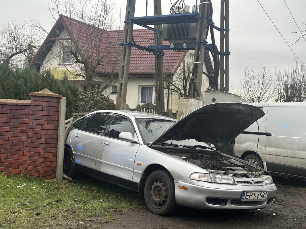 Śmiertelny wypadek w Podlubieniu. Mężczyzna staranował płot ławkę uderzył w zaparkowane samochody i wbił się w betonowe ogrodzenie. Zginął na miejscu. Czy był przytomny
