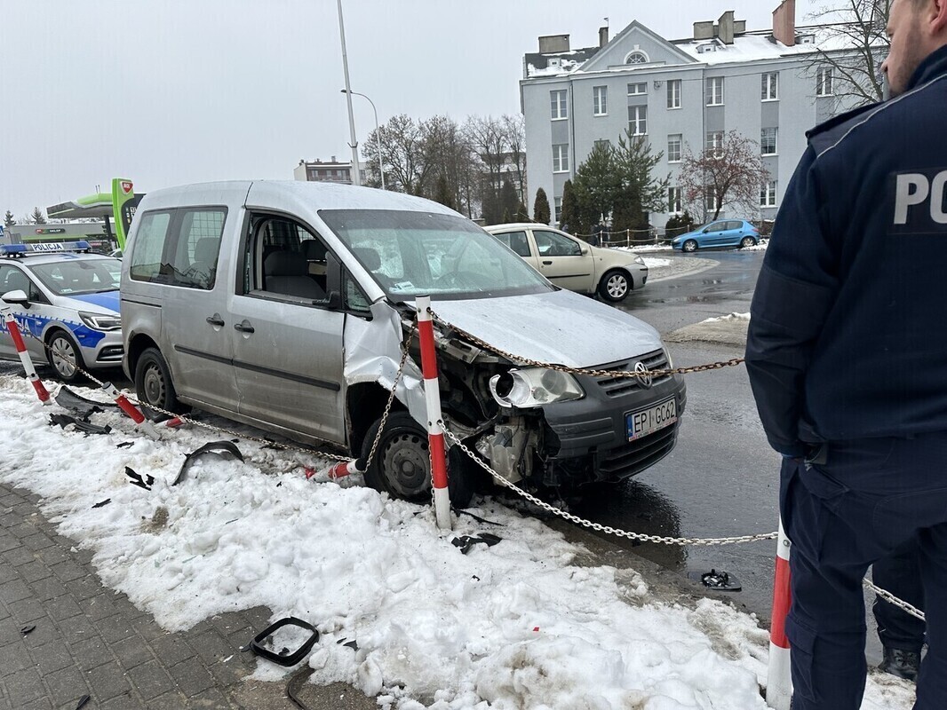 Uderzył w bariery na rondzie. Trafił do szpitala