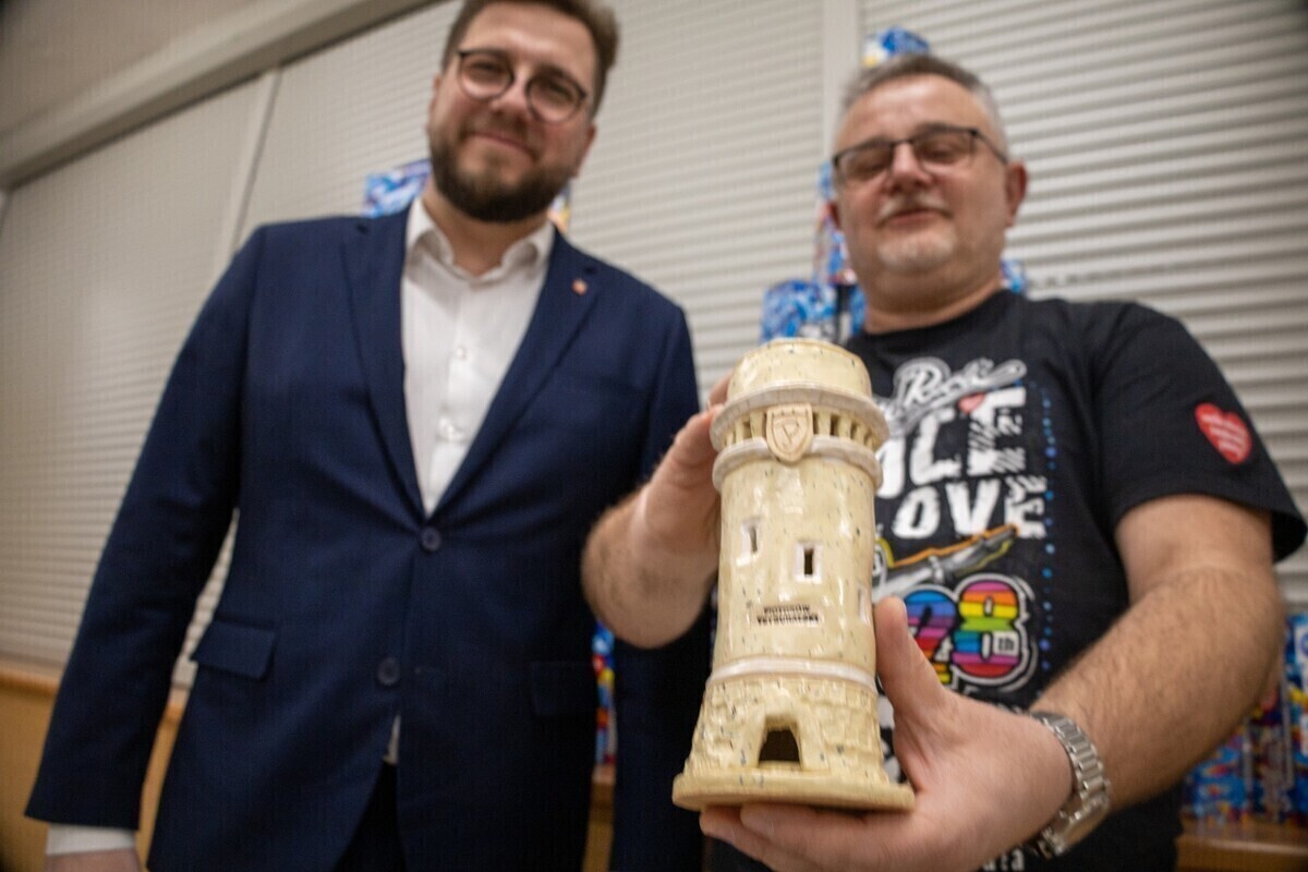 Prezydent Piotrkowa przekazał wyjątkowy dar na licytację WOŚP