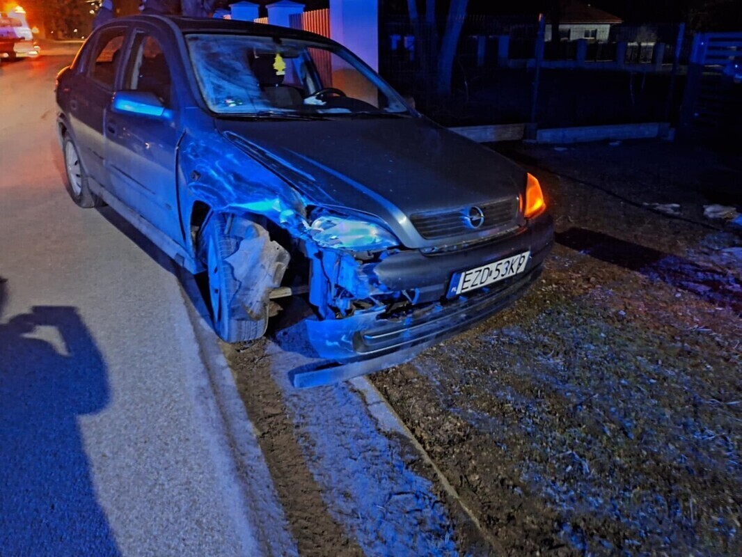 Kolizja w Poniatowie Opel Astra uderzył w zaparkowane auto