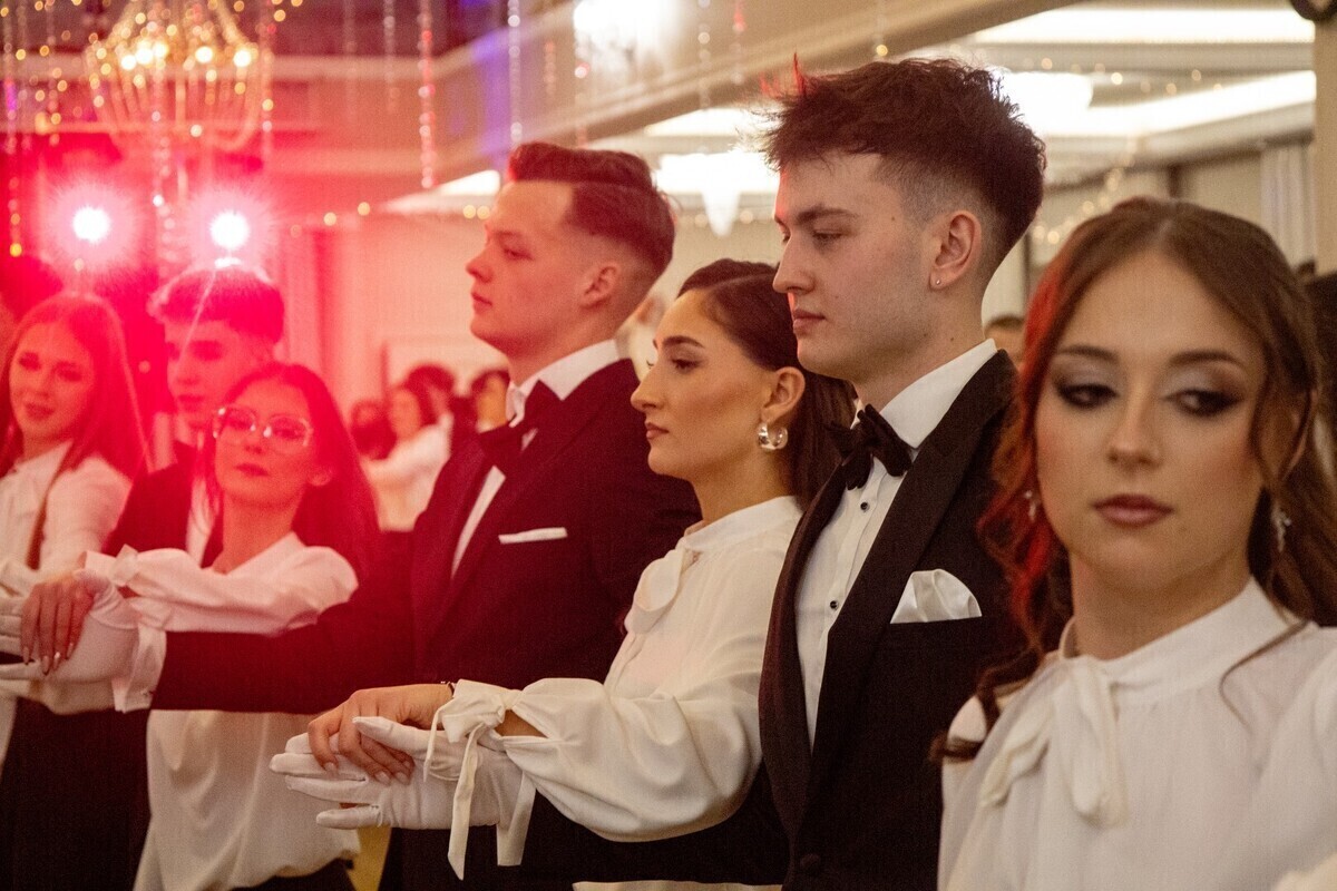 Studniówka I LO im. Bolesława Chrobrego w Piotrkowie - niezapomniany bal maturzystów w restauracji Jan w Bełchatowie