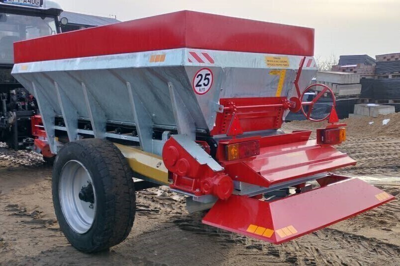 Gmina Gorzkowice zakupiła rozsiewacz do piasku i soli