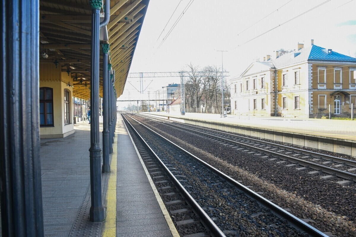Czy będą nowe miejsca parkingowe i tereny zielone w pobliżu dworca PKP